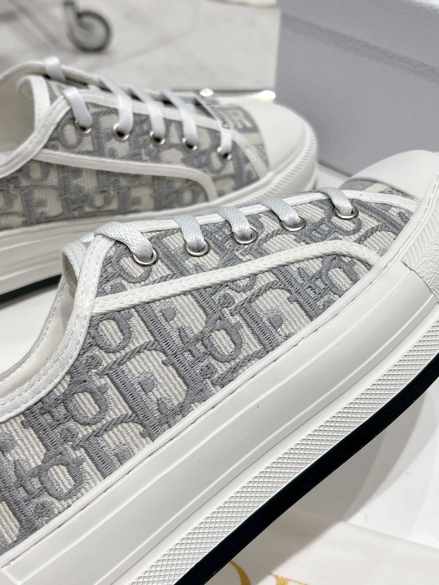 👟👟Ex-factory price 520👟👟 Women's shoes Women's clothing Women's shoes Women's clothing Dior series, Dior Dior Walk'n series Presbyopia Embroidery Thick-soled canvas shoes Casual sneakers Original purchase development Production This Walk'n'Dior thick-soled sneaker is a fashionable item that enhances the style of the series. Oblique printed cotton embroidered upper with comfortable platform sole, tongue and Christian Dior 👟👟 ex-factory aris signature laces. Can add fashionable temperament to all kinds of casual looks ▪️Fabric: Original customized imported Oblique printed embroidery ▪️Inner lining: Imported soft sheepskin lining ▪️Outsole: Original exclusive molded T👟👟Factory price U material ▪️Sole thickness: 4.5CM ▪️Size: Women's 35-40